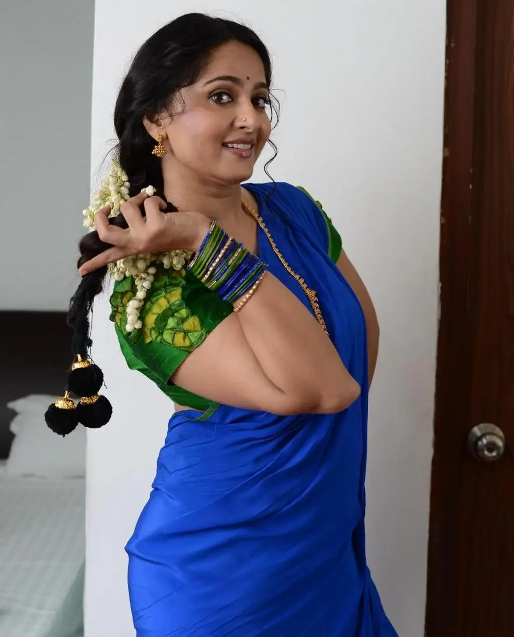 SOUTH INDIAN MODEL ANUSHKA SHETTY STILLS IN BLUE SAREE 2